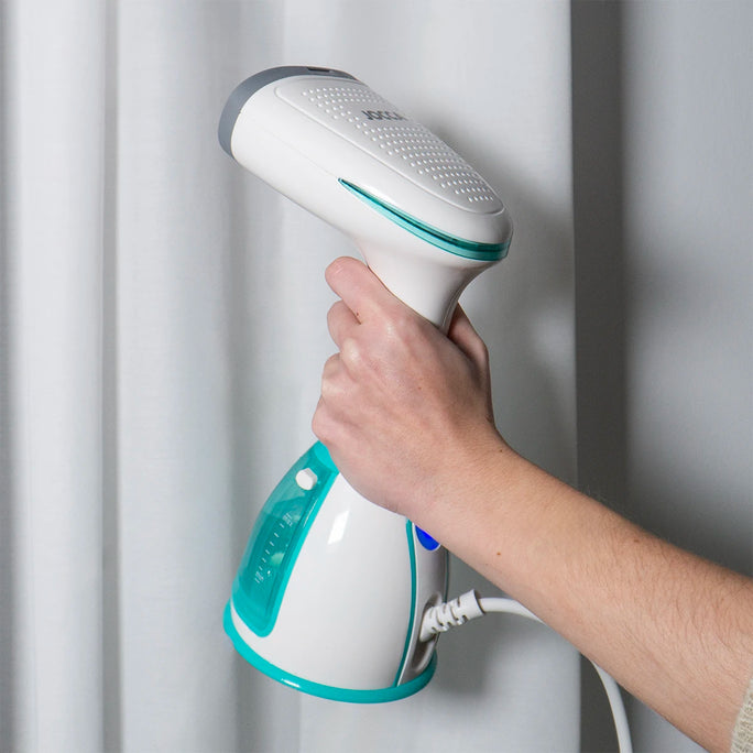 Jocca vertical steam iron with ergonomic handle to remove wrinkles, disinfect and deodorize clothes. 1500w of power, anti-drip system, heats in 45 seconds, 280ml capacity, weighs only 1kg and comes with accessories